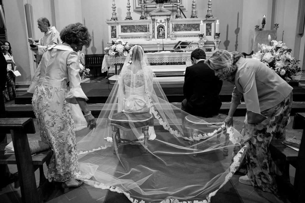 Velo lungo disposto dietro la sposa durante la cerimonia in chiesa