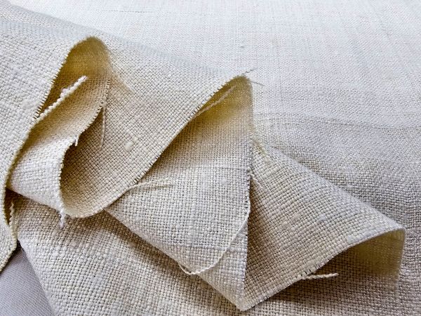 Texture irregolare della bourette di seta