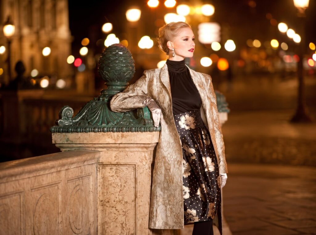 Donna con look elegante e ricercato di sera a Milano
