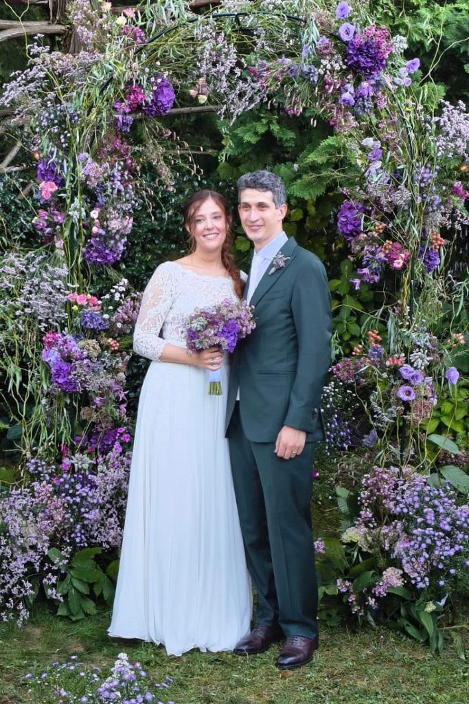 Elena con abito da sposa su misura in pizzo e georgette di seta