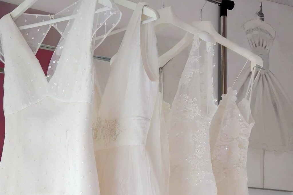 Abiti da sposa su misura Talea Couture nell'atelier di Milano, con lavorazioni in tulle e pizzo