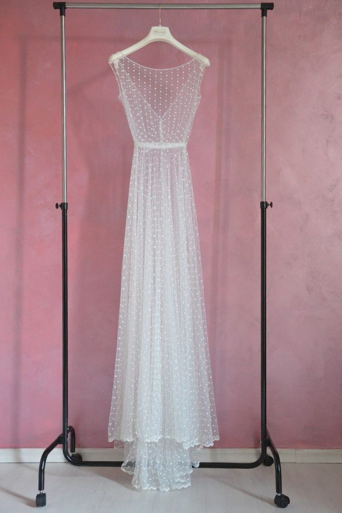 Abito da sposa su misura finito sulla gruccia in atelier